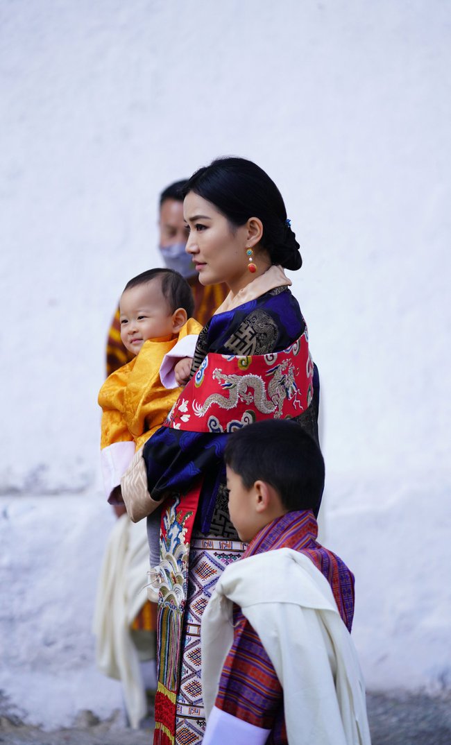 Hoàng hậu "vạn người mê" Bhutan chia sẻ ảnh mới của hai Hoàng tử, vẻ ngoài của hai đứa trẻ hoàng gia gây bất ngờ - Ảnh 2.