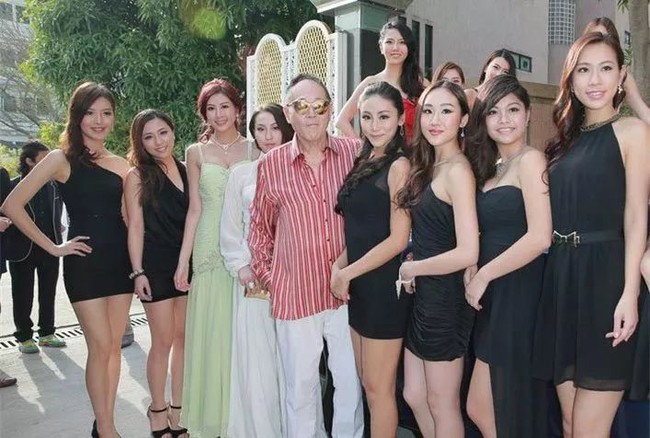 Con trai Vua tàu biển Hồng Kông ảnh hẹn hò với tình mới khi đã 84 tuổi, ăn chơi khét tiếng nhưng không kết hôn vì sợ phải chia gia tài - Ảnh 4.