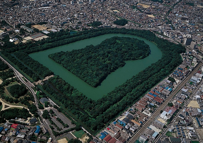 Bí ẩn khu lăng mộ lớn nhất thế giới tại Nhật Bản: Hình thù kỳ lạ, bất khả xâm phạm và là nơi yên nghỉ của "Thiên hoàng thần thoại" - Ảnh 2.