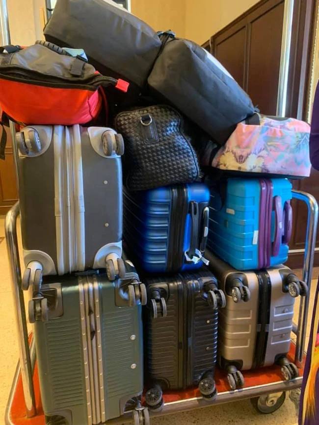 Nhóm bạn nữ đi du lịch mang tận 8 cái vali 5 cái balo như "di cư" mà còn than "thiếu đồ mặc", anh chàng lên mạng khóc thét bất ngờ nhận được sự đồng cảm của nhiều người - Ảnh 2.