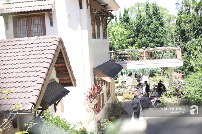Không gian tiệc cưới bí mật của Tóc Tiên: Khung cảnh lãng mạn như trong phim nhưng đã bị rào kín "nội bất xuất, ngoại bất nhập" - Ảnh 3.