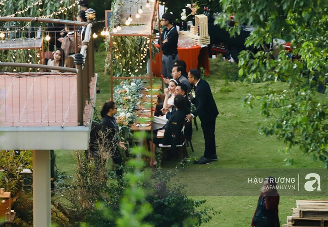 Những hình ảnh hiếm hoi của cô dâu Tóc Tiên và chú rể Hoàng Touliver trong tiệc cưới bí mật - Ảnh 3.