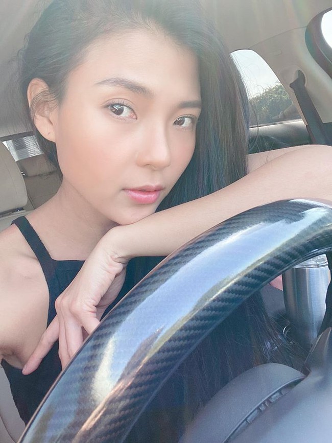 Thúy Diễm tranh thủ selfie khi đi làm việc ở Bình Thuận.