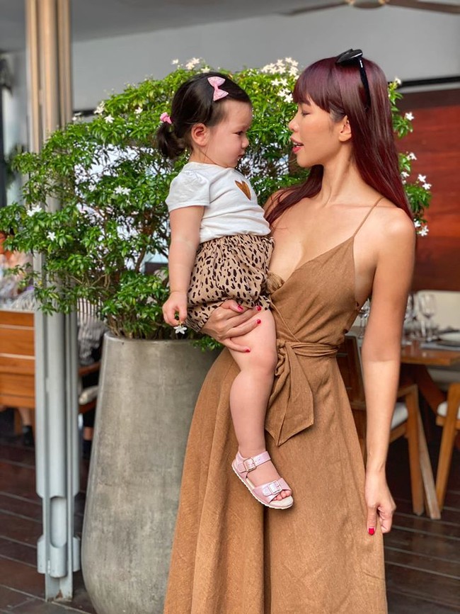 Hà Anh tâm sự chuyện làm mẹ: Hồi có nó rồi, ra ngoài đường không rõ có anh nào mê không, bởi căn bản là mắt luôn dán vào nó rồi, chẳng để ý được có anh nào thậm chí đang vãng lai không!.