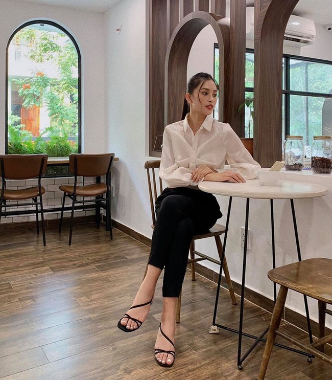 Tiểu Vy trổ tài làm thơ: Em hay e ấp làm duyên. Thi thoảng còn thích luyên thuyên 1 mình.