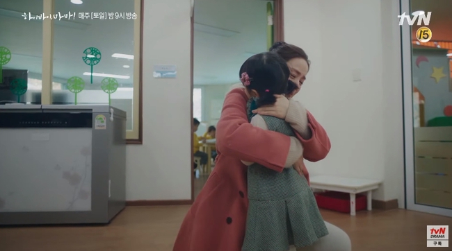 "Hi Bye, Mama" tập 2: Kim Tae Hee quay lại thành người sau 5 năm làm hồn ma, bật khóc khi ôm con gái vào lòng - Ảnh 7.