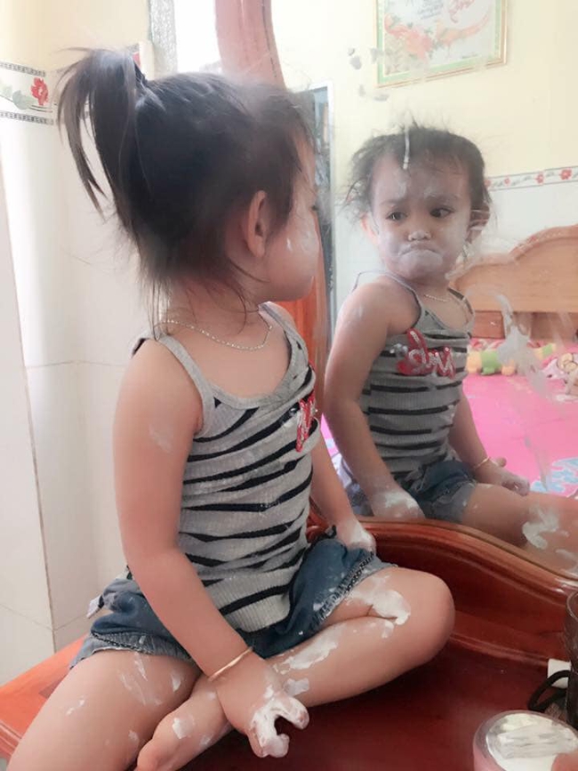 Thấy con gái ngồi trước gương khóc thét vì "có ma", mẹ hoảng hốt ra xem rồi được trận cười đau ruột sau khi biết sự thật - Ảnh 3.