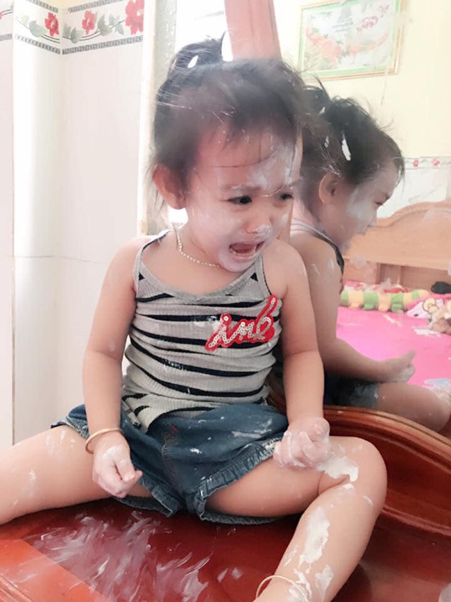 Thấy con gái ngồi trước gương khóc thét vì "có ma", mẹ hoảng hốt ra xem rồi được trận cười đau ruột sau khi biết sự thật - Ảnh 4.