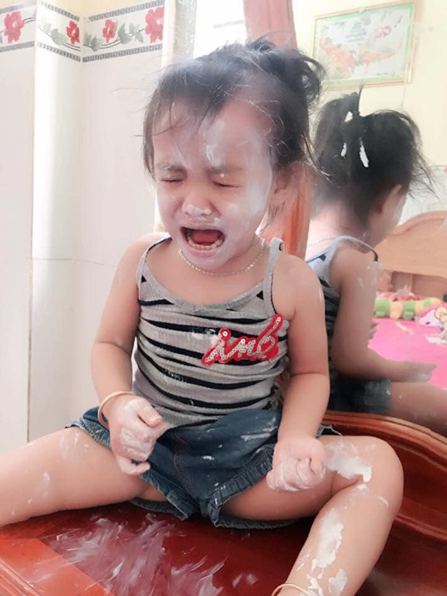 Thấy con gái ngồi trước gương khóc thét vì "có ma", mẹ hoảng hốt ra xem rồi được trận cười đau ruột sau khi biết sự thật - Ảnh 5.