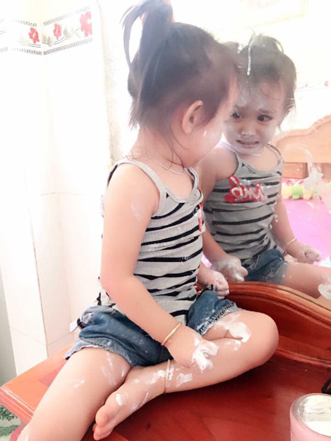 Thấy con gái ngồi trước gương khóc thét vì "có ma", mẹ hoảng hốt ra xem rồi được trận cười đau ruột sau khi biết sự thật - Ảnh 2.