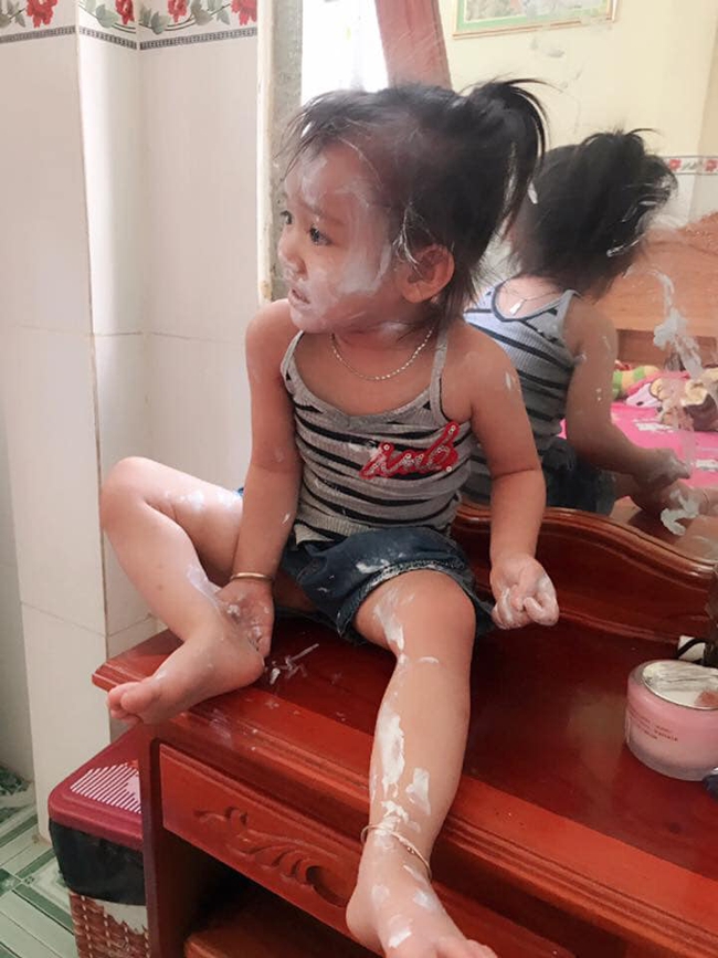 Thấy con gái ngồi trước gương khóc thét vì "có ma", mẹ hoảng hốt ra xem rồi được trận cười đau ruột sau khi biết sự thật - Ảnh 1.