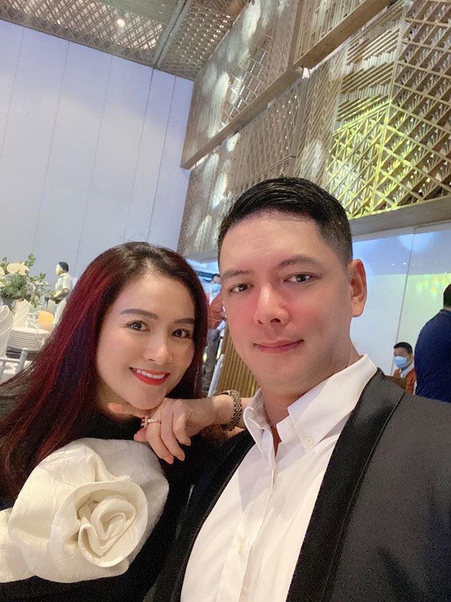 Bình Minh dắt bạn thân đi dự tiệc dịp cuối tuần.