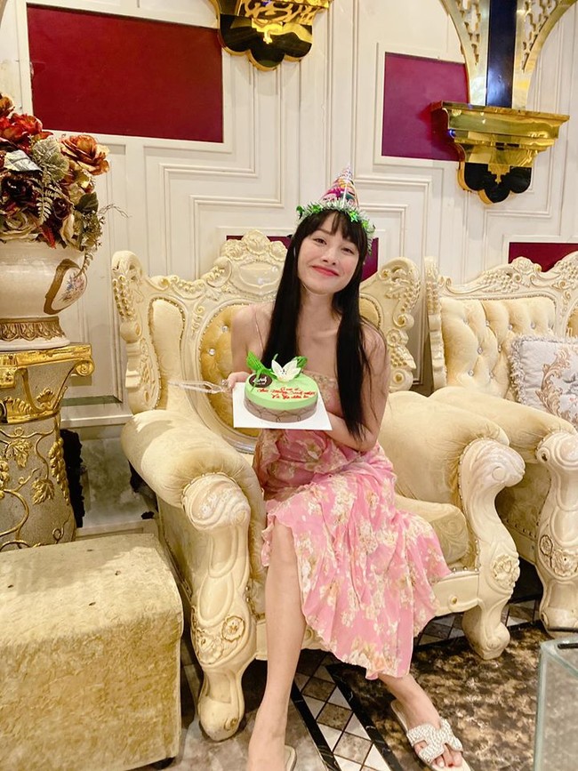 Yaya Trương Nhi đáng yêu trong tiệc đón tuổi mới.