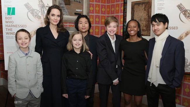 Shiloh Jolie-Pitt và hành trình từ con gái Brad Pitt – Angelina Jolie đến biểu tượng của giới LGBT - Ảnh 8.