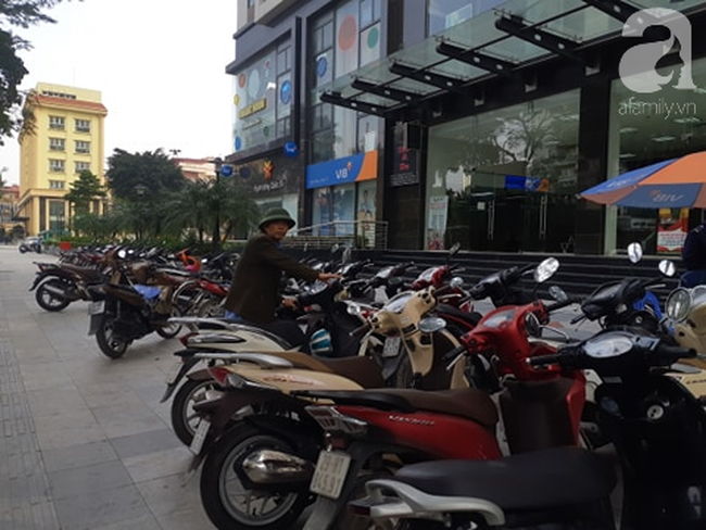 2 thanh niên lấy đi chiếc xe khi bảo vệ đang hỗ trợ khách hàng