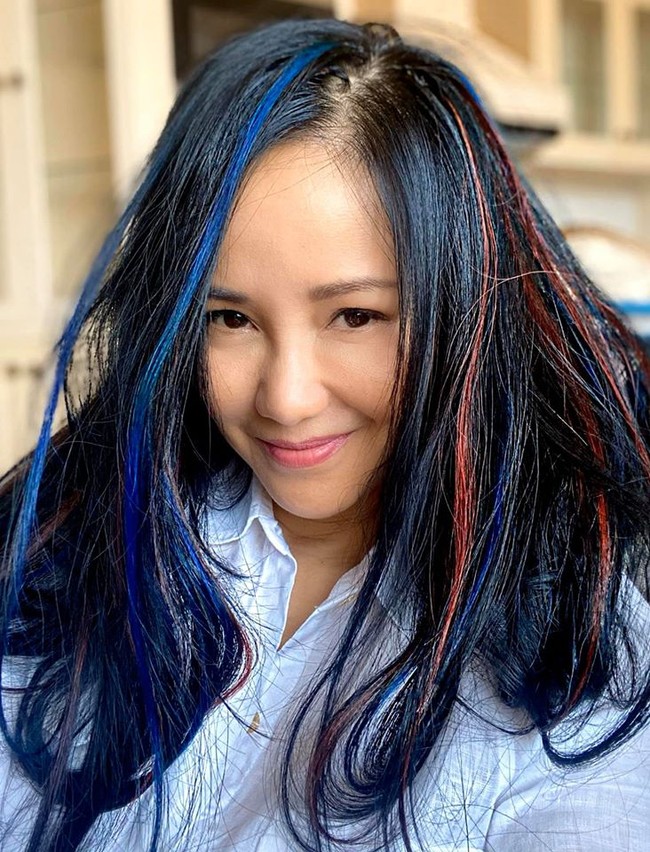 Hồng Nhung gây ấn tượng với kiểu tóc nhuộm nổi bật: Mẹ Bống cháu 'phẩy' thêm một màu xanh xanh, chấm thêm màu hường… cũng là tạo thêm niềm vui nho nhỏ.