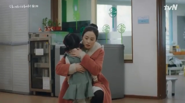 "Hi Bye Mama": Kim Tae Hee làm mẹ nhưng vẫn vụng về, đẩy xích đu mà khiến con gái nhỏ ngã văng cả mét - Ảnh 2.