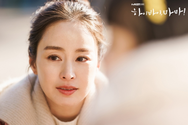 "Hi Bye, Mama": Trọn bộ ảnh xinh đẹp của Kim Tae Hee trong vai hồn ma, cảnh khóc cũng khiến người xem "tan chảy" - Ảnh 9.