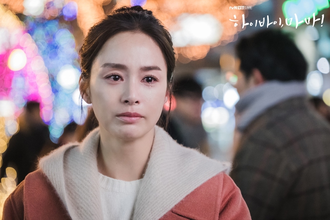 "Hi Bye, Mama": Trọn bộ ảnh xinh đẹp của Kim Tae Hee trong vai hồn ma, cảnh khóc cũng khiến người xem "tan chảy" - Ảnh 4.