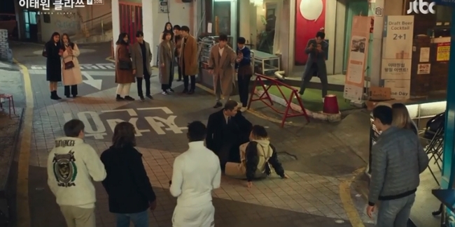"Itaewon Class": Da Mi bị hành hung giữa phố, Park Seo Joon hóa anh hùng "hạ gục" quý tử nhà Jangga khiến khán giả hả hê - Ảnh 3.
