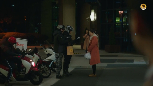 "Hi Bye, Mama": Được "bao nuôi", Kim Tae Hee vô tư "cà thẻ" khiến chồng sợ xanh mặt, vợ kế nghi ngờ có bồ nhí bên ngoài? - Ảnh 7.