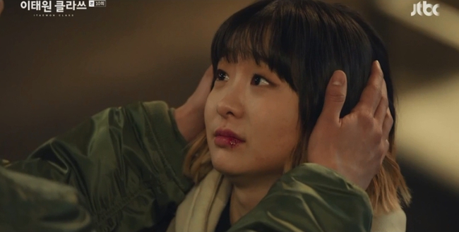"Itaewon Class": Da Mi bị hành hung giữa phố, Park Seo Joon hóa anh hùng "hạ gục" quý tử nhà Jangga khiến khán giả hả hê - Ảnh 8.