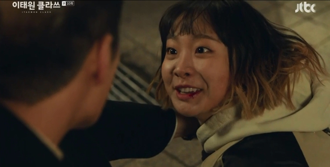 "Itaewon Class": Da Mi bị hành hung giữa phố, Park Seo Joon hóa anh hùng "hạ gục" quý tử nhà Jangga khiến khán giả hả hê - Ảnh 2.