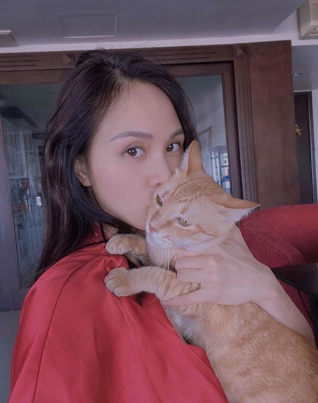 Phương Mai tranh thủ ôm ấp mèo cưng.