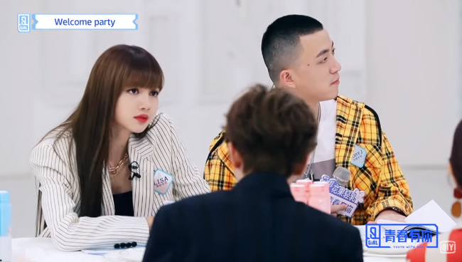 Lisa (BLACKPINK) bị chê dở tiếng Trung, ngơ ngác như người mất hồn vì không hiểu thí sinh nói gì - Ảnh 4.