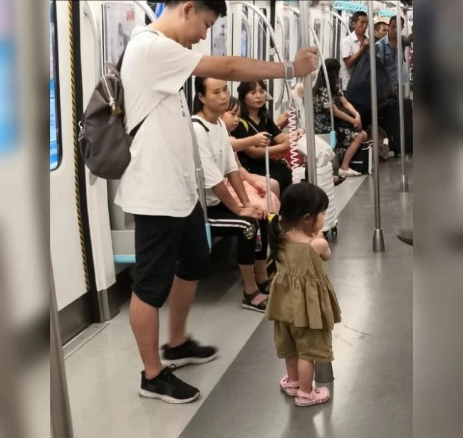 Ngạc nhiên nhìn hình ảnh bố "còng" tay mình vào tay con gái trên tàu điện ngầm, biết nguyên do ai nấy xuýt xoa khen ngợi người bố - Ảnh 1.