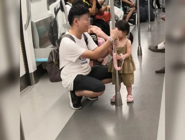 Ngạc nhiên nhìn hình ảnh bố "còng" tay mình vào tay con gái trên tàu điện ngầm, biết nguyên do ai nấy xuýt xoa khen ngợi người bố - Ảnh 2.