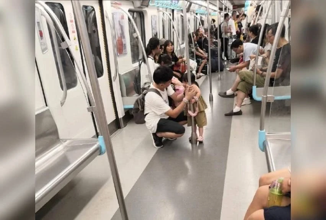 Ngạc nhiên nhìn hình ảnh bố "còng" tay mình vào tay con gái trên tàu điện ngầm, biết nguyên do ai nấy xuýt xoa khen ngợi người bố - Ảnh 3.