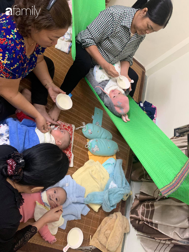 Hé lộ cuộc sống của gia đình bỉm sữa sinh ba: 2 tháng đầu gần như trắng đêm, bà nội, ngoại và 2 người giúp việc hỗ trợ mới xuể - Ảnh 5.