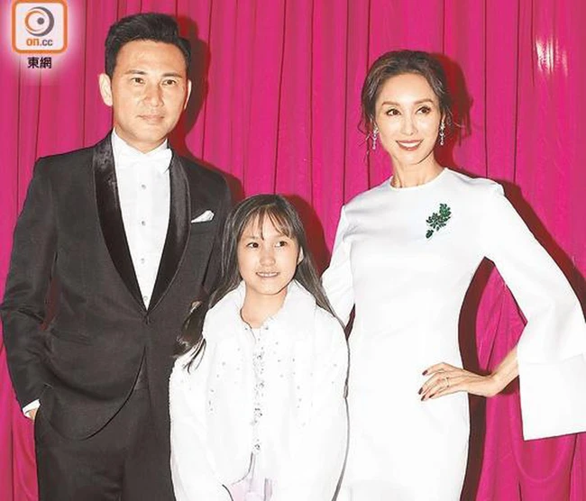 "Mối hận Kim Bình" trên TVB: Nữ chính là Hoa Đán giàu nhất Hồng Kông, cưới Lâm Văn Long đẹp trai còn làm sếp đài truyền hình - Ảnh 11.