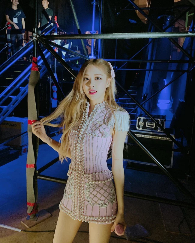17 chiêu tạo dáng từ 4 "thánh" pose hình nhà Black Pink, bạn áp dụng thì sẽ nhận được bão like cho mỗi bức ảnh đăng Facebook - Ảnh 4.