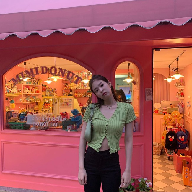 17 chiêu tạo dáng từ 4 "thánh" pose hình nhà Black Pink, bạn áp dụng thì sẽ nhận được bão like cho mỗi bức ảnh đăng Facebook - Ảnh 6.