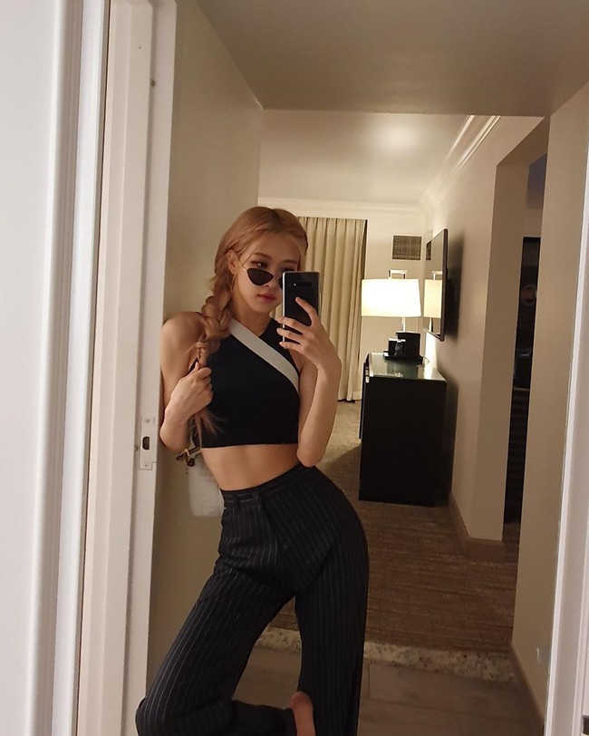 17 chiêu tạo dáng từ 4 "thánh" pose hình nhà Black Pink, bạn áp dụng thì sẽ nhận được bão like cho mỗi bức ảnh đăng Facebook - Ảnh 7.