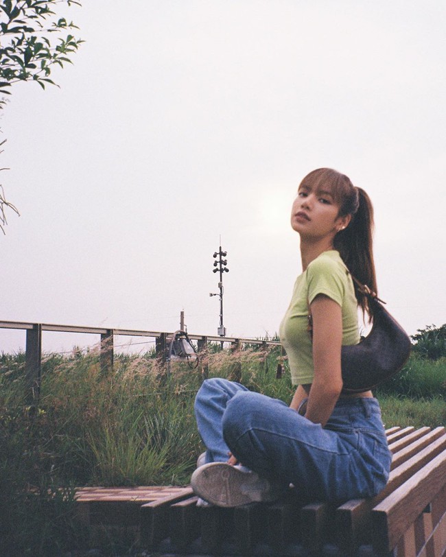 17 chiêu tạo dáng từ 4 "thánh" pose hình nhà Black Pink, bạn áp dụng thì sẽ nhận được bão like cho mỗi bức ảnh đăng Facebook - Ảnh 9.