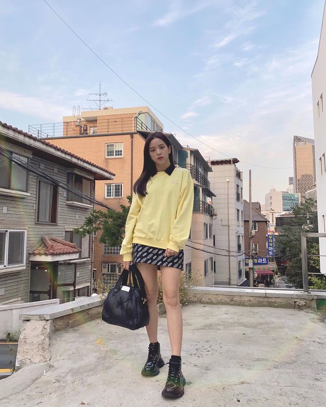 17 chiêu tạo dáng từ 4 "thánh" pose hình nhà Black Pink, bạn áp dụng thì sẽ nhận được bão like cho mỗi bức ảnh đăng Facebook - Ảnh 10.