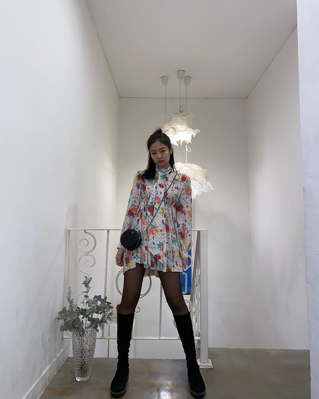 17 chiêu tạo dáng từ 4 "thánh" pose hình nhà Black Pink, bạn áp dụng thì sẽ nhận được bão like cho mỗi bức ảnh đăng Facebook - Ảnh 11.