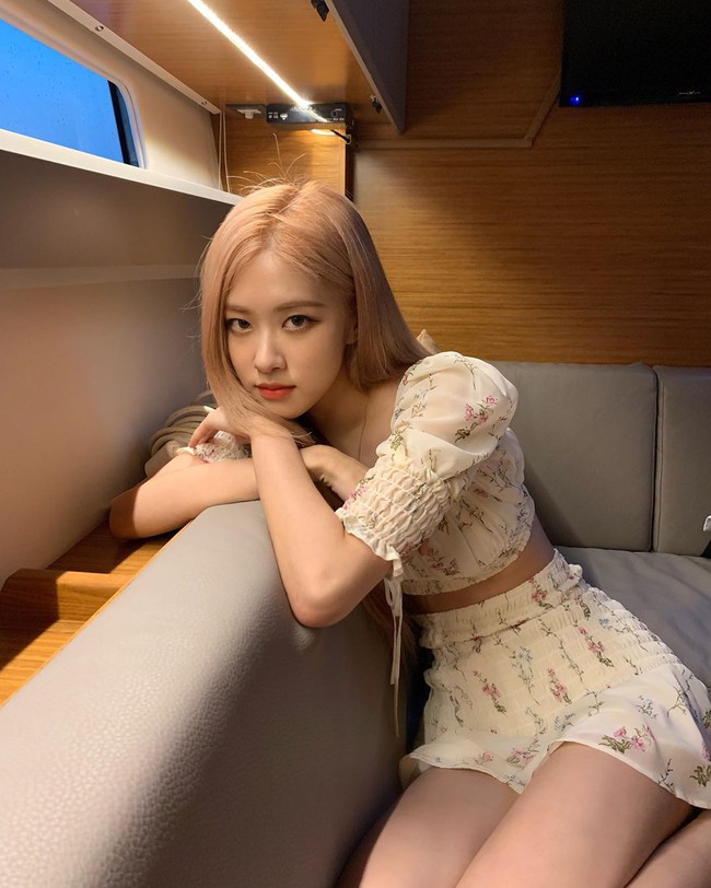 17 chiêu tạo dáng từ 4 "thánh" pose hình nhà Black Pink, bạn áp dụng thì sẽ nhận được bão like cho mỗi bức ảnh đăng Facebook - Ảnh 12.