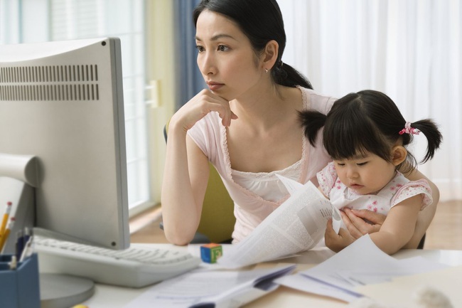 Làm việc ở nhà nhưng con nhỏ nghịch ngợm khó quản? 10 bí quyết sau sẽ giúp chị em công sở tăng năng suất mà không bị ảnh hưởng bởi bất cứ ai - Ảnh 1.