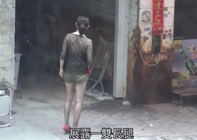 "Lực lượng phản ứng 2020" của TVB: Tuyên Huyên 50 tuổi vẫn mặc quần tất ren làm "gái đứng đường" gợi cảm - Ảnh 4.
