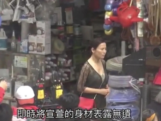 "Lực lượng phản ứng 2020" của TVB: Tuyên Huyên 50 tuổi vẫn mặc quần tất ren làm "gái đứng đường" gợi cảm - Ảnh 8.