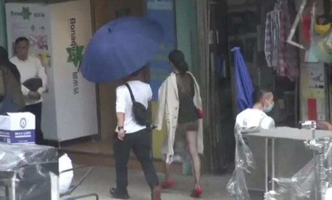 "Lực lượng phản ứng 2020" của TVB: Tuyên Huyên 50 tuổi vẫn mặc quần tất ren làm "gái đứng đường" gợi cảm - Ảnh 6.