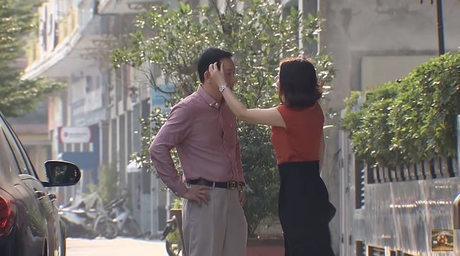 "Đừng bắt em phải quên": Quỳnh Kool rình mò để bắt gian cảnh bố và "nhân tình" Kim Oanh âu yếm với nhau - Ảnh 2.