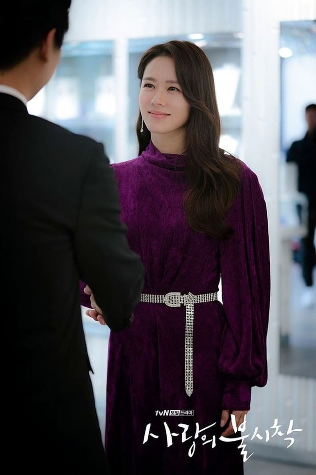 "Nữ hoàng sexy" Kim Hye Soo đụng váy với Son Ye Jin nhưng vì kiểu tóc nối siêu ẩu mà cô bị đàn em bỏ xa - Ảnh 4.