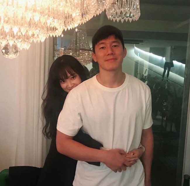 Bộ ảnh cuộc sống đời thường cặp vợ chồng mỹ nhân "Mặt trăng ôm mặt trời" gây sốt mạng xã hội Hàn Quốc, nhìn là muốn kết hôn liền - Ảnh 1.