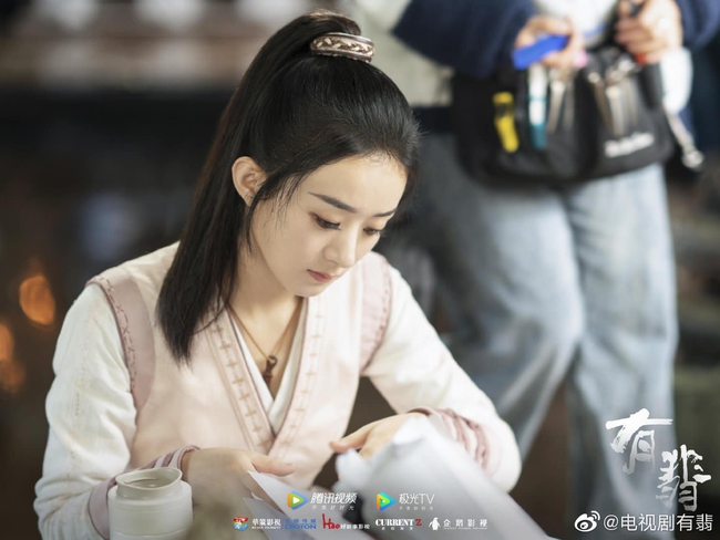 "Hữu Phỉ" lộ ảnh mới: Triệu Lệ Dĩnh ra dáng nữ hiệp, Vương Nhất Bác đẹp trai mê mẩn, lại còn chọc phá cực đáng yêu - Ảnh 3.