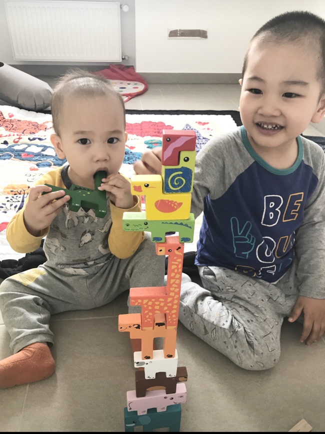 Nhật kí 1 ngày trong "hầm trú ẩn" tránh COVID-19 của mẹ Việt và 2 con ở Bỉ - Ảnh 2.